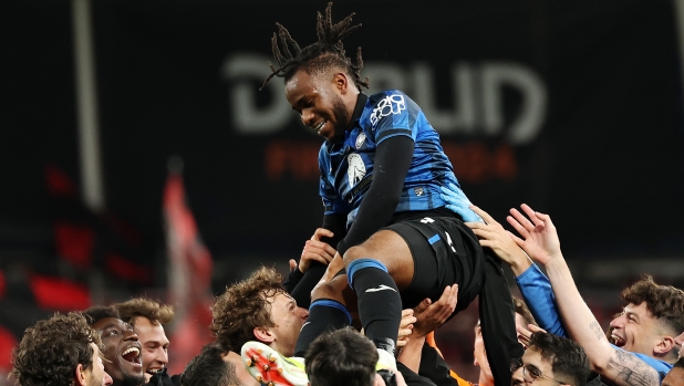 DUBLIN, IRELAND - MAY 22: Ademola Lookman of Atalanta BC is lifted by his teammates as players of Atalanta BC celebrate after defeating Bayer 04 Leverkusen during the UEFA Europa League 2023/24 final match between Atalanta BC and Bayer 04 Leverkusen at Dublin Arena on May 22, 2024 in Dublin, Ireland. (Photo by Richard Heathcote/Getty Images)