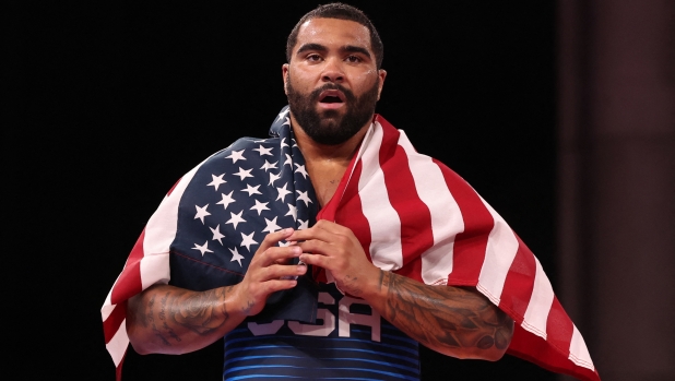 USA's Gable Dan Steveson celebrates his gold medal victory against Georgia's Geno Petriashvili in their men's freestyle 125kg wrestling final match during the Tokyo 2020 Olympic Games at the Makuhari Messe in Tokyo on August 6, 2021. (Photo by Jack GUEZ / AFP)
