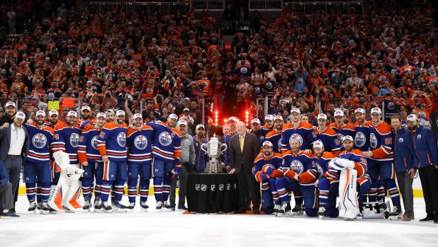 EDMONTON, CANADA - JUNE 02: The Edmonton Oilers celebrate after beating the Dallas Stars 2-1 in Game Six of the Western Conference Final of the 2024 Stanley Cup Playoffs at Rogers Place on June 02, 2024 in Edmonton, Alberta, Canada.   Codie McLachlan/Getty Images/AFP (Photo by Codie McLachlan / GETTY IMAGES NORTH AMERICA / Getty Images via AFP)