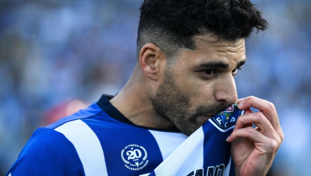 Porto's Iranian forward #09 Mehdi Taremi kisses his team's badge after scoring a goal from the penalty spot during the 'Taca de Portugal' (Portugal's Cup) final football match between Sporting CP and FC Porto at Estadio Nacional in Oeiras, outskirts of Lisbon, on May 26, 2024. (Photo by PATRICIA DE MELO MOREIRA / AFP)