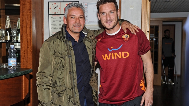 ROME, ITALY - MARCH 28:  The meeting between Roberto Baggio and Francesco Totti of AS Roma before an AS Roma training session at Centro Sportivo Fulvio Bernardini on March 28, 2012 in Rome, Italy.  (Photo by Luciano Rossi/AS Roma via Getty Images) - roberto baggio e francesco totti a trigoria