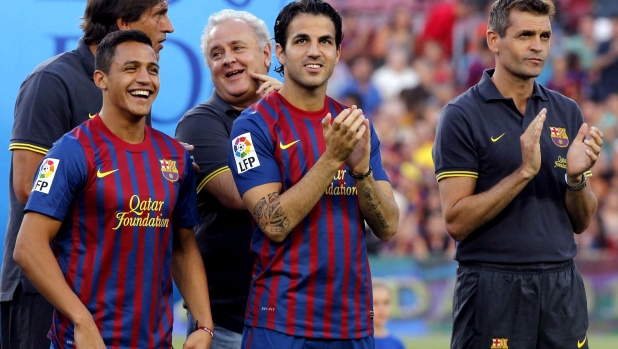 epa02877346 (L-R, front row) FC Barcelona's Alexis Sanchez, Cesc Fabregas and FC Barcelona assistant coach Tito Vilanova (R) are pictured on the pitch moments before the Joan Gamper trophy between FC Barcelona and Naples at the Camp Nou in Barcelona, Spain, 22 August 2011.  EPA/ALBERT OLIVE