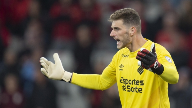 epa11380813 Bento Matheus Krepski of Ameliano reacts during a Copa Sudamericana group stage soccer match between Athletico Paranaense and Sportivo Ameliano in Curitiba, Brazil, 30 May 2024.  EPA/Hedeson Alves