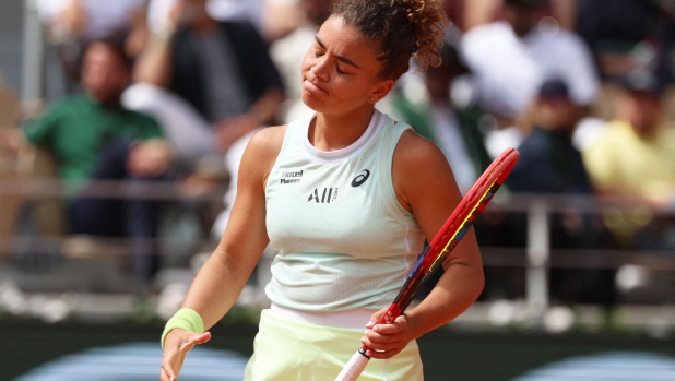 Italy's Jasmine Paolini reacts as she plays against Poland's Iga Swiatek during their women's singles final match on Court Philippe-Chatrier on day fourteen of the French Open tennis tournament at the Roland Garros Complex in Paris on June 8, 2024. (Photo by Emmanuel Dunand / AFP)