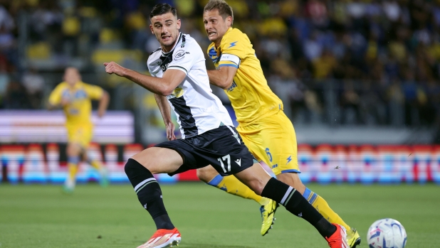 Lorenzo Lucca of Udinese vies for the ball with Simone Romagnoli of Frosinone during the Serie A soccer match between Frosinone Calcio and Udinese Calcio at Benito Stirpe stadium in Frosinone, Italy, 26 May 2024. ANSA/FEDERICO PROIETTI