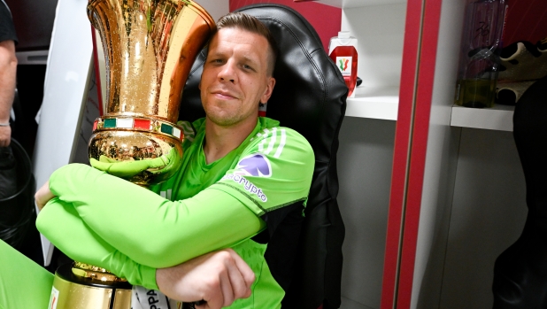 ROME, ITALY - MAY 15: Juventus goalkeeper Wojciech Szczesny celebrates victory with the trophy in the dressing room after the Coppa Italia final match between Atalanta BC and Juventus FC at Olimpico Stadium on May 15, 2024 in Rome, Italy. (Photo by Daniele Badolato - Juventus FC/Juventus FC via Getty Images)
