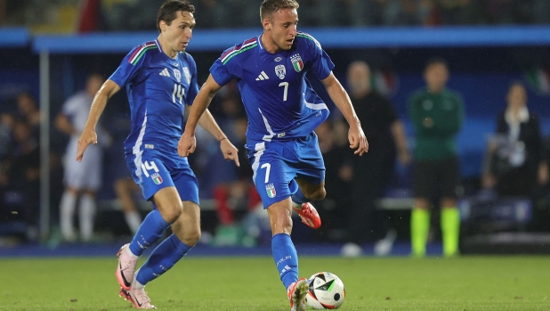 EMPOLI, ITALY - JUNE 9: Davide Frattesi (R) and Federico Chiesa of Italy drive the ball during the International Friendly match between Italy and Bosnia Herzegovina at Stadio Carlo Castellani on June 9, 2024 in Empoli, Italy.  (Photo by Gabriele Maltinti/Getty Images)