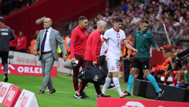 epa11402901 Robert Lewandowski (2-R) of Poland leaves the pitch after being injured during the international friendly soccer match between Poland and Turkey, in Warsaw, Poland, 10 June 2024.  EPA/Szymon Pulcyn POLAND OUT