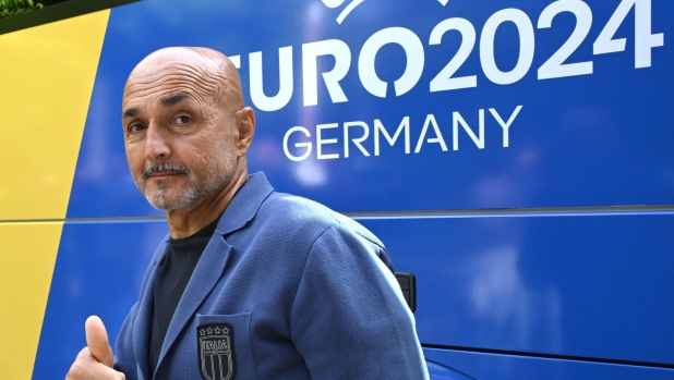 Italy's head coach, Luciano Spalletti, gesture upon arrival at the team hotel VierJahreszeiten in Iserlohn, Germany, 11 June 2024. ANSA/DANIEL DAL ZENNARO