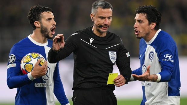 DORTMUND, GERMANY - APRIL 16: Referee, Slavko Vincic talks to Mario Hermoso and Jose Gimenez of Atletico Madrid  during the UEFA Champions League quarter-final second leg match between Borussia Dortmund and Atletico Madrid at Signal Iduna Park on April 16, 2024 in Dortmund, Germany. (Photo by Stuart Franklin/Getty Images)