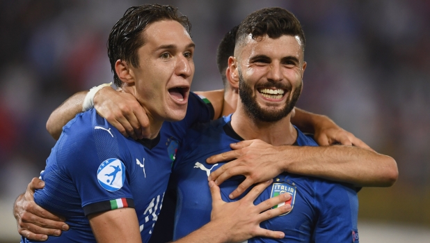 BOLOGNA, ITALY - JUNE 16:  Federico Chiesa, Riccardo Orsolini and Patrick Cutrone of Italy celebrate at the end of the 2019 UEFA U-21 Group A match between Italy and Spain at Renato Dall'Ara stadium on June 16, 2019 in Bologna, Italy.  (Photo by Claudio Villa/Getty Images)