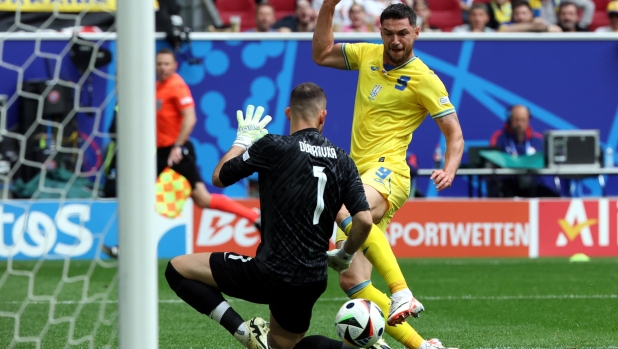 epa11427965 Roman Yaremchuk of Ukraine scores the 2-1 during the UEFA EURO 2024 group E soccer match between Slovakia and Ukraine, in Dusseldorf, Germany, 21 June 2024.  EPA/GEORGI LICOVSKI