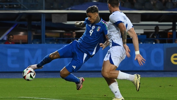 Italy's forward #09 Gianluca Scamacca fights for the ball with Bosnia-Herzegovina's midfielder #14 Dario Saric during the International friendly football match between Italy and Bosnia-Herzegovina in Empoli on June 06, 2024. (Photo by Isabella BONOTTO / AFP)