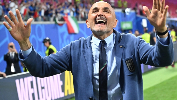 Italys head coach Luciano Spalletti cheers Italy's supporters at the end of the UEFA EURO 2024 Group B soccer match between Italy and Croatia in Leipzig, Germany, 24 June 2024. ANSA/DANIEL DAL ZENNARO