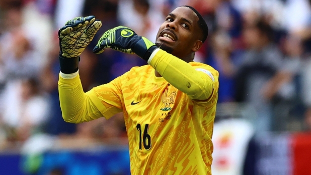 epa11450605 Goalkeeper Mike Maignan of France gestures during the UEFA EURO 2024 Round of 16 soccer match between France and Belgium, in Dusseldorf, Germany, 01 July 2024.  EPA/FILIP SINGER