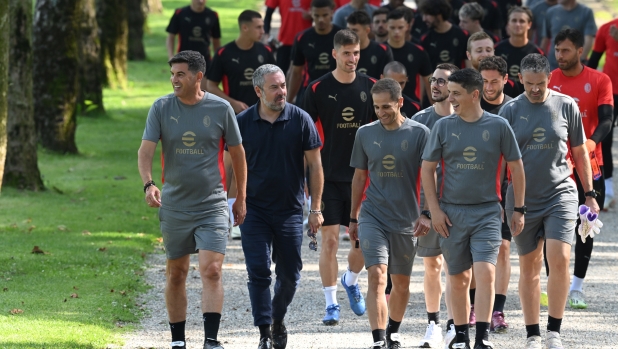 CAIRATE, ITALY - JULY 08: Head coach AC Milan Paulo Fonseca (L) looks on during the AC Milan training session at Milanello on July 08, 2024 in Cairate, Italy. (Photo by Claudio Villa/AC Milan via Getty Images)
