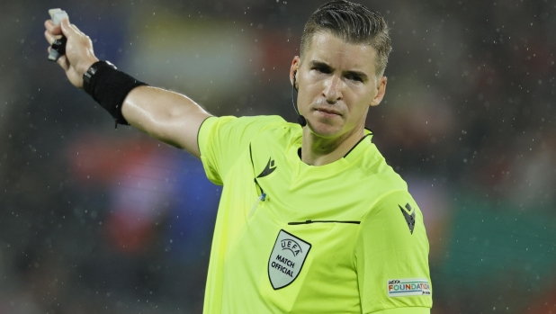 epa11448954 French referee Francois Letexier in action during the UEFA EURO 2024 Round of 16 soccer match between Spain and Georgia, in Cologne, Germany, 30 June 2024.  EPA/RONALD WITTEK