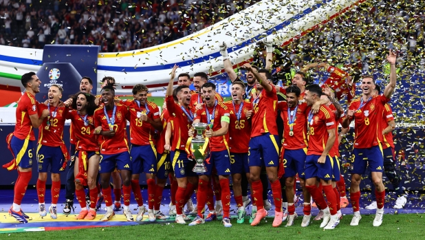 epa11478866 Players of Spain celebrate with the trophy after winning the UEFA EURO 2024 final soccer match between Spain and England, in Berlin, Germany, 14 July 2024.  EPA/FILIP SINGER