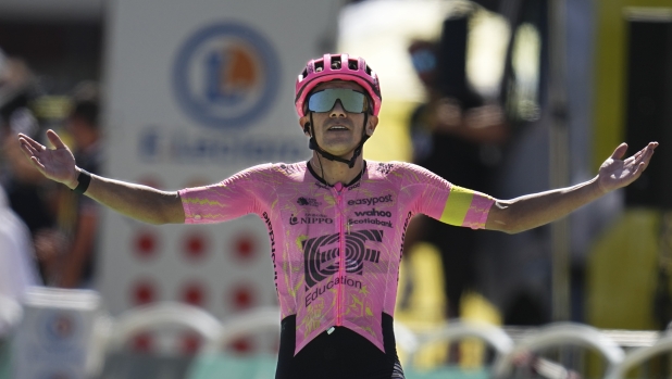 Ecuador's Richard Carapaz celebrates as he crosses the finish line to win the seventeenth stage of the Tour de France cycling race over 177.8 kilometers (110.5 miles) with start in Saint-Paul-Trois-Chateaux and finish in Superdevoluy, France, Wednesday, July 17, 2024. (AP Photo/Daniel Cole)