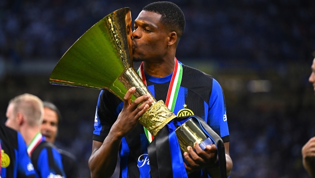 MILAN, ITALY - MAY 19: Denzel Dumfries of Inter poses for photo with Serie A trophy after the Serie A TIM match between FC Internazionale and SS Lazio at Stadio Giuseppe Meazza on May 19, 2024 in Milan, Italy. (Photo by Mattia Ozbot - Inter/Inter via Getty Images)