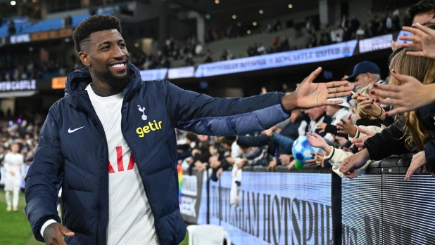 epa11360475 Tottenham Hotspur's Emerson Royal is seen with fans after the post-season friendly match between Tottenham Hotspur and Newcastle United at the Melbourne Cricket Ground in Melbourne, Australia, 22 May 2024.  EPA/JAMES ROSS AUSTRALIA AND NEW ZEALAND OUT
