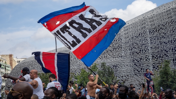 France, Paris, 2021-08-11. Lionel leo Messi arrived at PSG Football Club and greets his supporters at Parc des Princes. Photograph by Carine Schmitt / Hans Lucas.
France, Paris, 2021-08-11. Lionel Leo Messi arrive au PSG et salue ses supporters devant le Parc des Princes. Photographie de Carine Schmitt / Hans Lucas. (Photo by Carine Schmitt / Hans Lucas / Hans Lucas via AFP)