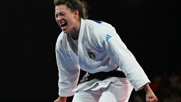 Italy's Alice Bellandi reacts after beating Israel's Inbar Lanir (Blue) in the judo women's -78kg gold medal bout of the Paris 2024 Olympic Games at the Champ-de-Mars Arena, in Paris on August 1, 2024. (Photo by Luis ROBAYO / AFP)
