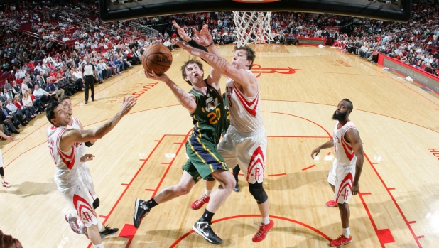 HOUSTON, TX - MARCH 20: Gordon Hayward #20 of the Utah Jazz attempts a layup against Omer Asik #3 of the Houston Rockets on March 20, 2013 at the Toyota Center in Houston, Texas. NOTE TO USER: User expressly acknowledges and agrees that, by downloading and or using this photograph, User is consenting to the terms and conditions of the Getty Images License Agreement. Mandatory Copyright Notice: Copyright 2013 NBAE   Bill Baptist/NBAE via Getty Images/AFP (Photo by Bill Baptist / NBAE / Getty Images / Getty Images via AFP)