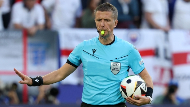 epa11463294 Referee Daniele Orsato blows the whistle before penalty shoot-out during the UEFA EURO 2024 quarter-finals soccer match between England and Switzerland, in Dusseldorf, Germany, 06 July 2024.  EPA/FRIEDEMANN VOGEL