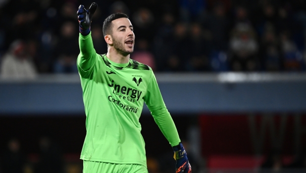 Foto Massimo Paolone/LaPresse 23 Febbraio 2024 - Bologna, Italia - sport, calcio - Bologna vs Verona - Campionato italiano di calcio Serie A TIM 2023/2024 - Stadio Renato Dall?Ara. Nella foto: Lorenzo Montipo (Hellas Verona) da indicazioni ai suoi compagni di squadra

February 23, 2024 Bologna, Italy - sport, calcio - Bologna vs Verona - Italian Serie A Football Championship 2023/2024 - Renato Dall?Ara Stadium. In the pic: Lorenzo Montipo (Hellas Verona) shouts instructions to his teammates