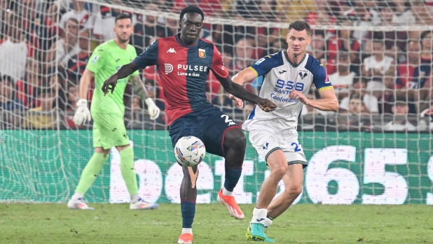 Genoa?s Jeff Ekhator fights for the ball during the Serie A soccer match between Genoa and Hellas Verona at the Luigi Ferraris Stadium in Genoa, Italy - Saturday, September 01, 2024. Sport - Soccer . (Photo by Tano Pecoraro/Lapresse)