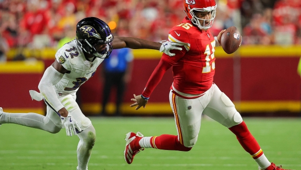 KANSAS CITY, MISSOURI - SEPTEMBER 05: Marcus Williams #32 of the Baltimore Ravens pushes uarterback Patrick Mahomes #15 of the Kansas City Chiefs during the fourth quarter at GEHA Field at Arrowhead Stadium on September 05, 2024 in Kansas City, Missouri.   David Eulitt/Getty Images/AFP (Photo by David Eulitt / GETTY IMAGES NORTH AMERICA / Getty Images via AFP)