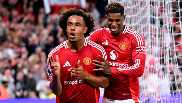 MANCHESTER, ENGLAND - AUGUST 16: Joshua Zirkzee of Manchester United celebrates scoring his team's first goal with teammate Marcus Rashford during the Premier League match between Manchester United FC and Fulham FC at Old Trafford on August 16, 2024 in Manchester, England. (Photo by Michael Regan/Getty Images)