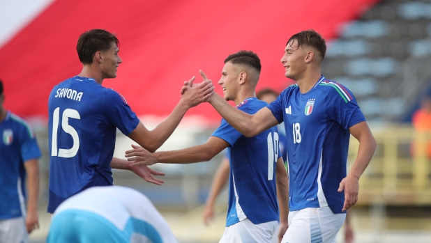 LATINA, ITALY - SEPTEMBER 05: Francesco Pio Esposito with his teammates of Italy U21 celebrates after scoring the team's fourth goal during 2025 Under 21 EURO Qualifying Group A  match between Italy and San Marino at Stadio Domenico Francioni on September 05, 2024 in Latina, Italy. (Photo by Paolo Bruno/Getty Images)