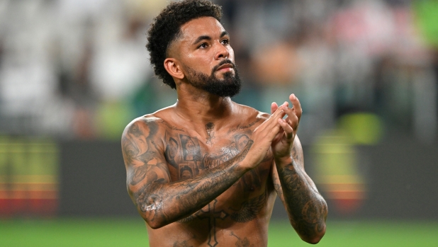 TURIN, ITALY - SEPTEMBER 01: Douglas Luiz of Juventus applauds the fans after the draw in the Serie A match between Juventus and AS Roma at Allianz Stadium on September 01, 2024 in Turin, Italy. (Photo by Chris Ricco/Getty Images)