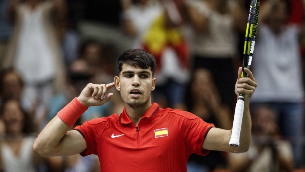 epa11602844 Carlos Alcaraz of Spain gestures as he plays against Ugo Humbert of France during their Group B singles tennis match in the Davis Cup Group Stage Finals, in Valencia, Spain, 13 September 2024. Davis Cup's tennis matches between Czech Republic, France, Spain and Australia take place from 10 to 15 September in Valencia.  EPA/Kai Forsterling