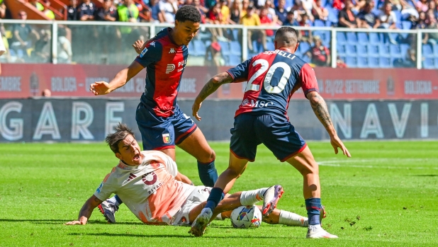 Roma?s Paulo Dybala in pain during the Serie A soccer match between Genoa and Roma at the Luigi Ferraris Stadium in Genoa, Italy - Sunday, September 15, 2024. Sport - Soccer . (Photo by Tano Pecoraro/Lapresse)