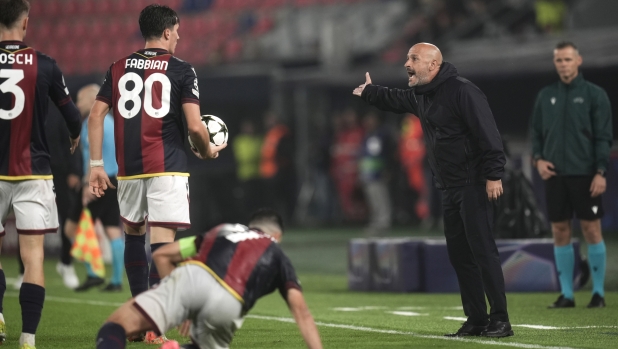 Bologna's head coach Vincenzo Italiano shouts instructions to Bologna's Giovanni Fabbian during the Uefa Champions League 2024/2025 soccer match between Bologna and Shakhtar Donetsk at Renato Dall?Ara Stadium - Sport, Soccer - Bologna, Italy - Wednesday September 18, 2024 (Photo by Massimo Paolone/LaPresse)