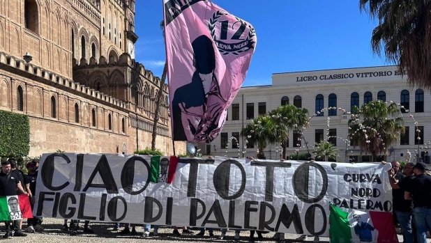 Gli ultras del Palermo ai funerali di Totò Schillaci con uno striscione in omaggio al calciatore, Palermo, 20 settembre 2024. ANSA/Igor Petyx