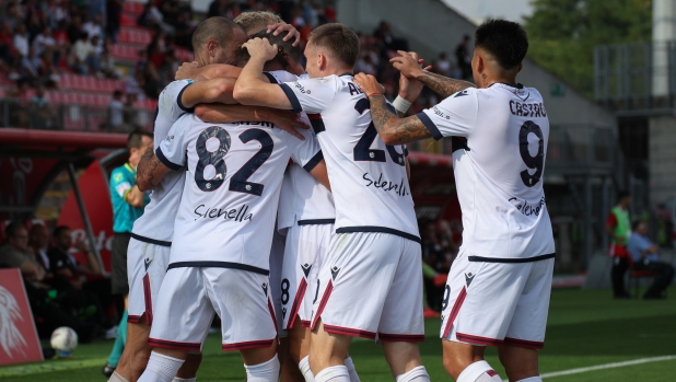 Bologna FC's players celebrate the goal scored by Bologna FC's mildfielder Kasper Urbanski during the Italian Serie A soccer match between AC Monza and Bologna FC at U-Power Stadium in Monza, Italy, 22 September 2024. ANSA / ROBERTO BREGANI