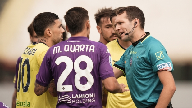 Referee Matteo Marcenaro shouts instructions to players during the Serie A Enilive 2024/2025 match between Fiorentina and Lazio - Serie A Enilive at Artemio Franchi Stadium - Sport, Soccer - Florence, Italy - Sunday September 22, 2024 (Photo by Massimo Paolone/LaPresse)