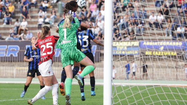 MILAN, ITALY - SEPTEMBER 22: Emelyne Laurent of AC Milan scores to level the game at 1-1 during the Women's Serie A match between FC Internazionale and AC Milan at Arena Civica Gianni Brera on September 22, 2024 in Milan, Italy. (Photo by AC Milan/AC Milan via Getty Images)