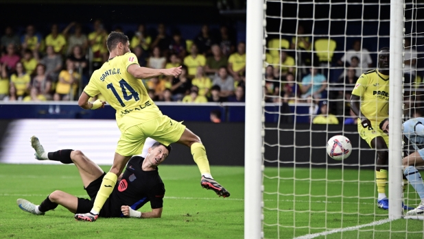 epa11619646 FC Barcelona's Robert Lewandowski (back) scores the 0-2 goal during the Spanish LaLiga soccer match between Villarreal CF and FC Barcelona, in Villarreal city, eastern Spain, 22 September 2024.  EPA/ANDREU ESTEBAN