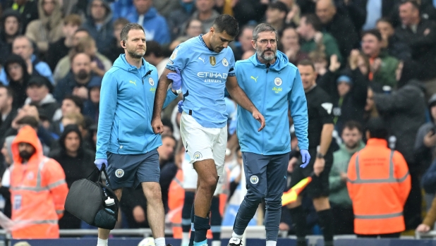 MANCHESTER, ENGLAND - SEPTEMBER 22: Rodri of Manchester City leaves the pitch following an injury during the Premier League match between Manchester City FC and Arsenal FC at Etihad Stadium on September 22, 2024 in Manchester, England. (Photo by Michael Regan/Getty Images)