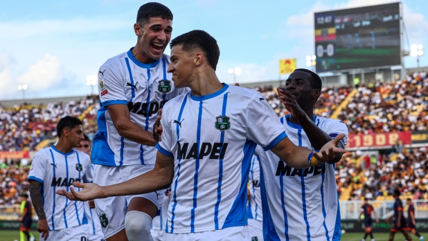 LECCE, ITALY - SEPTEMBER 24: Tarik Muharemovic of US Sassuolo Calcio celebrates with his teammates after scoring his team's opening goal during the Coppa Italia Frecciarossa match beetween US Lecce and US Sassuolo Calcio at Stadio Via del Mare on September 24, 2024 in Lecce, Italy. (Photo by Maurizio Lagana/Getty Images)