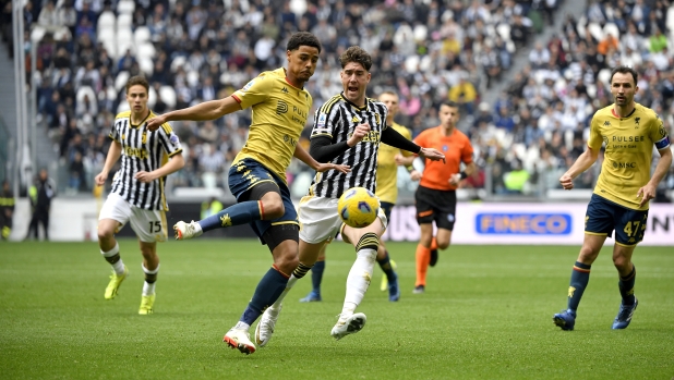 TURIN, ITALY - MARCH 17: Dusan Vlahovic of Juventus battles for the ball with Koni De Winter of Genoa CFC during the Serie A TIM match between Juventus and Genoa CFC at Allianz Stadium on March 17, 2024 in Turin, Italy. (Photo by Filippo Alfero - Juventus FC/Juventus FC via Getty Images)