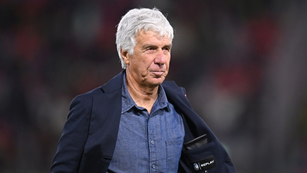 BOLOGNA, ITALY - SEPTEMBER 28: Gian Piero Gasperini, Head Coach of Atalanta, leaves the the pitch after the Serie A match between Bologna and Atalanta at Stadio Renato Dall'Ara on September 28, 2024 in Bologna, Italy. (Photo by Alessandro Sabattini/Getty Images)