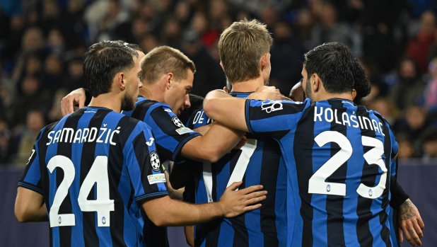 Atalanta's players celebrate the 3-0 goal during the UEFA Champions League football match between FC Shakhtar Donetsk and Atalanta Bergamo in Gelsenkirchen, western Germany on October 2, 2024. (Photo by INA FASSBENDER / AFP)