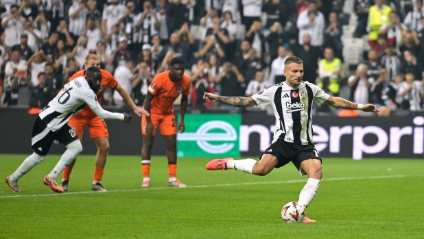 Besiktas' Italian forward #17 Ciro Immobile (R) takes a penalty kick, which is saved, during the UEFA Europa League 1st round day 2 football match between Besiktas JK and Eintracht Frankfurt at the Besiktas Park Stadium in Istanbul on October 3, 2024. (Photo by Yasin AKGUL / AFP)