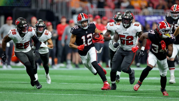 ATLANTA, GEORGIA - OCTOBER 03: KhaDarel Hodge #12 of the Atlanta Falcons runs with the ball to score a game winning 45 yard touchdown against the Tampa Bay Buccaneers during overtime at Mercedes-Benz Stadium on October 03, 2024 in Atlanta, Georgia.   Kevin C. Cox/Getty Images/AFP (Photo by Kevin C. Cox / GETTY IMAGES NORTH AMERICA / Getty Images via AFP)